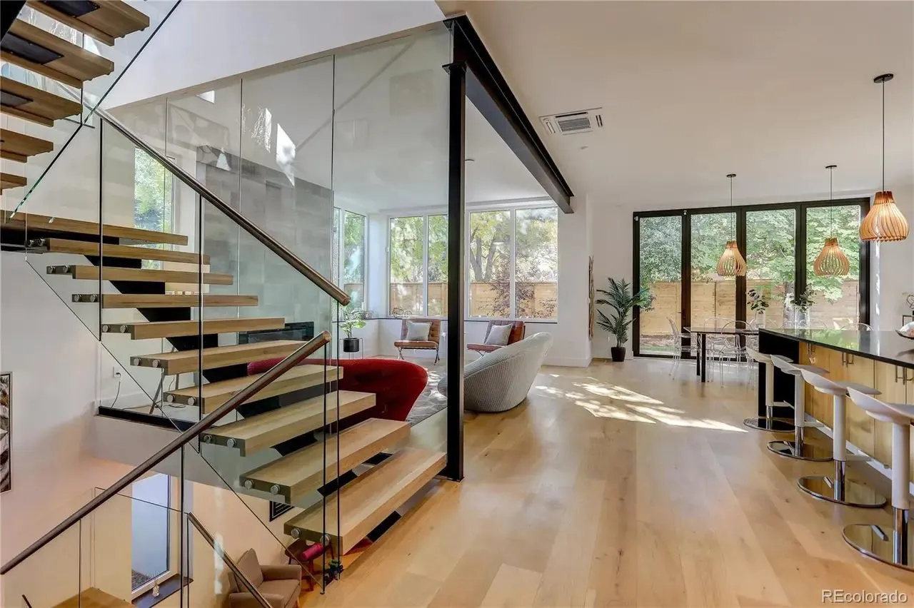 Open-riser wood stair with glass guardrail and steel structure